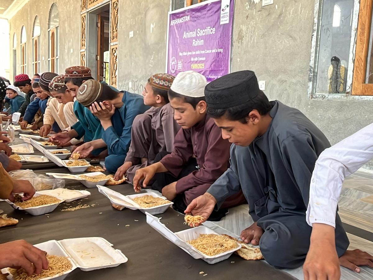 A Community in Afghanistan Eating food | Human Relief Mission