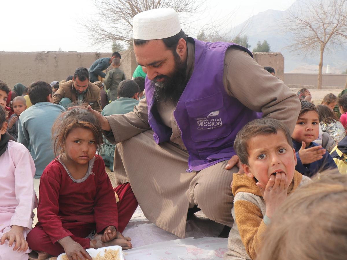 Children in Afghanistan eating fresh hot meals | Human Relief Mission
