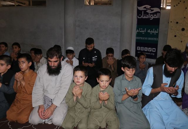 Orphans in Afghanistan Praying and Making Dua with HRM Aid Workers | Human Relief Mission