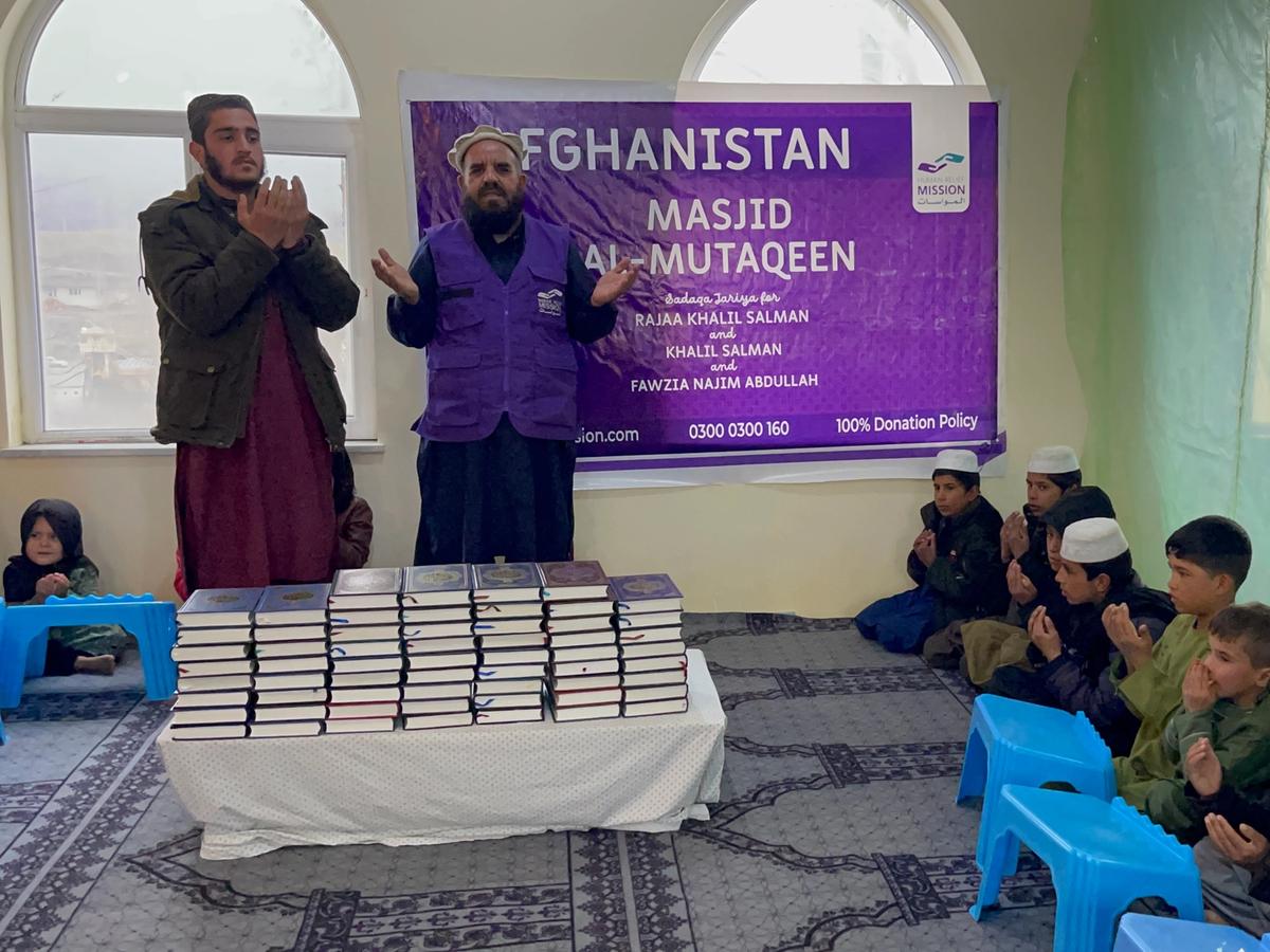 HRM Charity Aid Worker Distributing Quran in a Masjid | Human Relief Mission