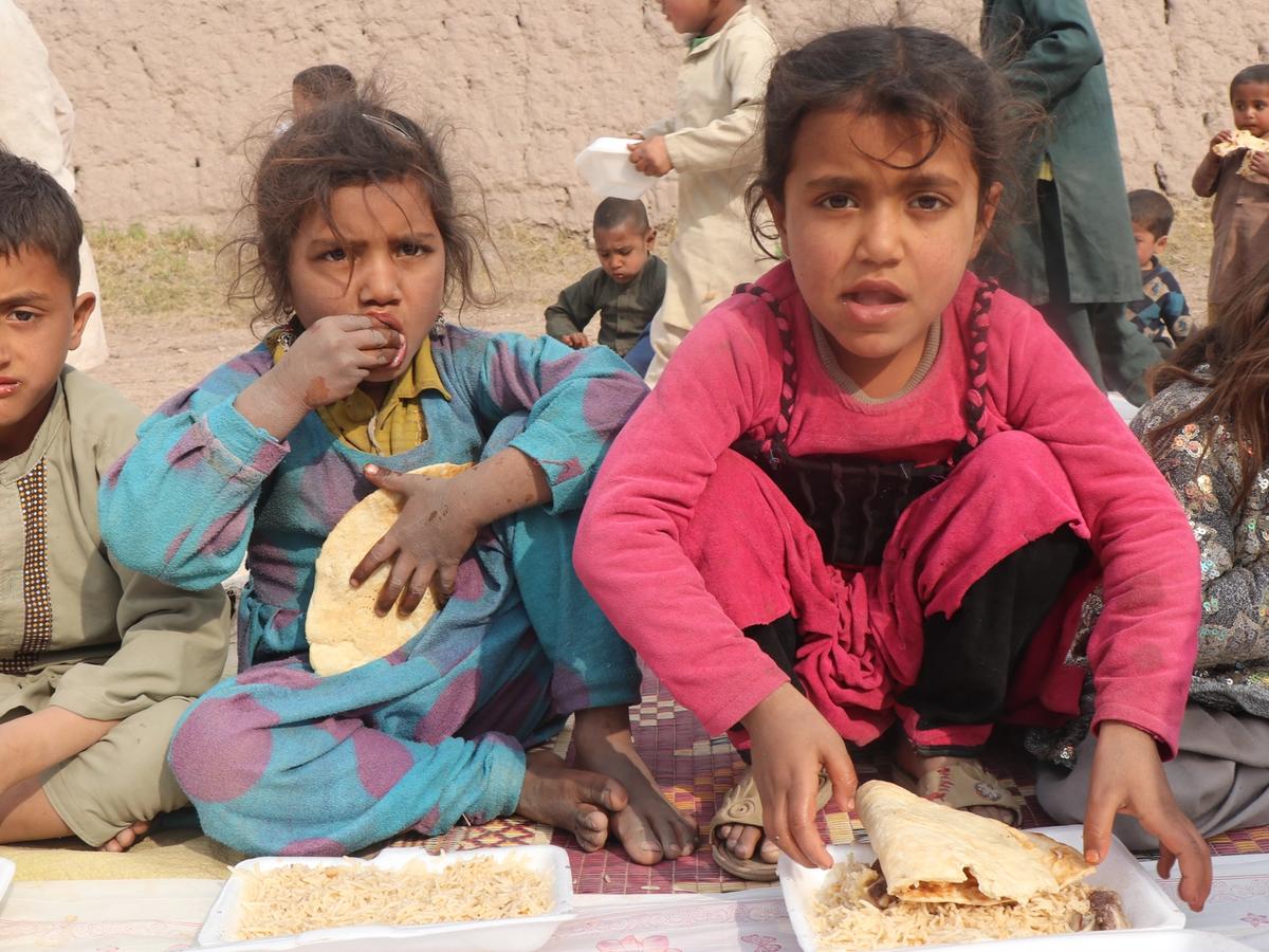 Children in Afghanistan eating fresh hot meals | Human Relief Mission