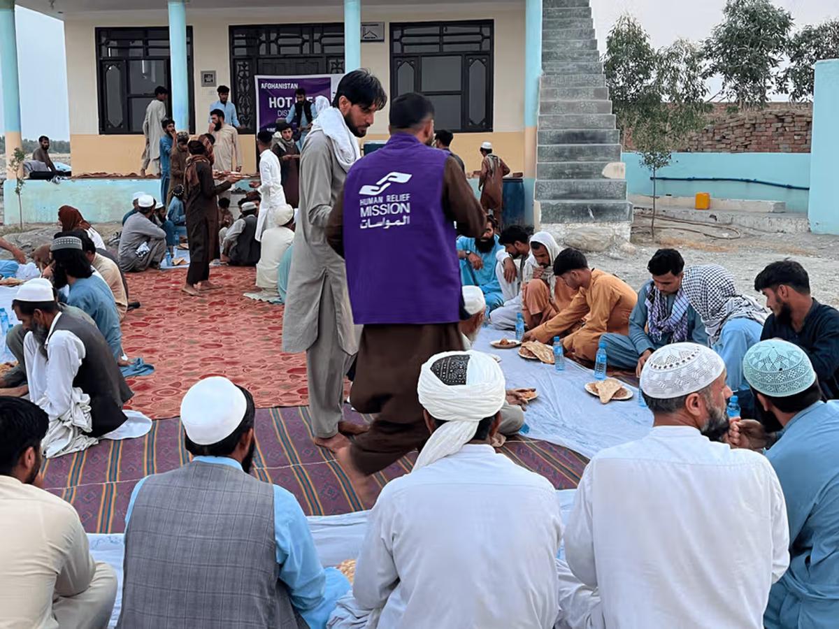 A community in Afghanistan eating a fresh hot meal | Human Relief Mission