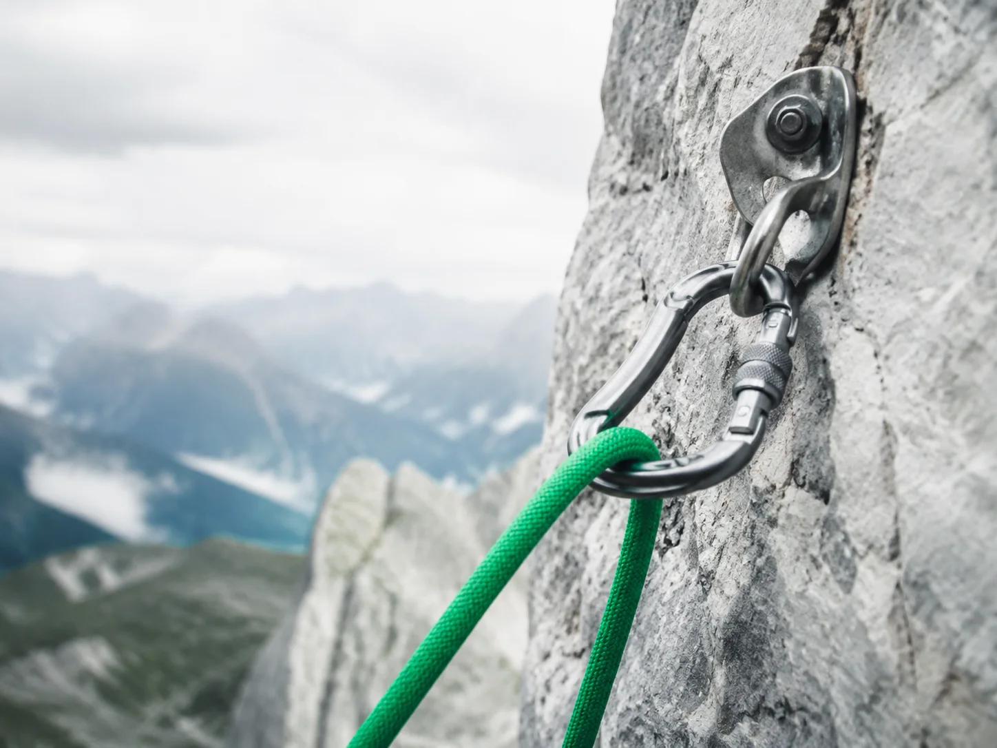 Karabiner und Seil am Fels