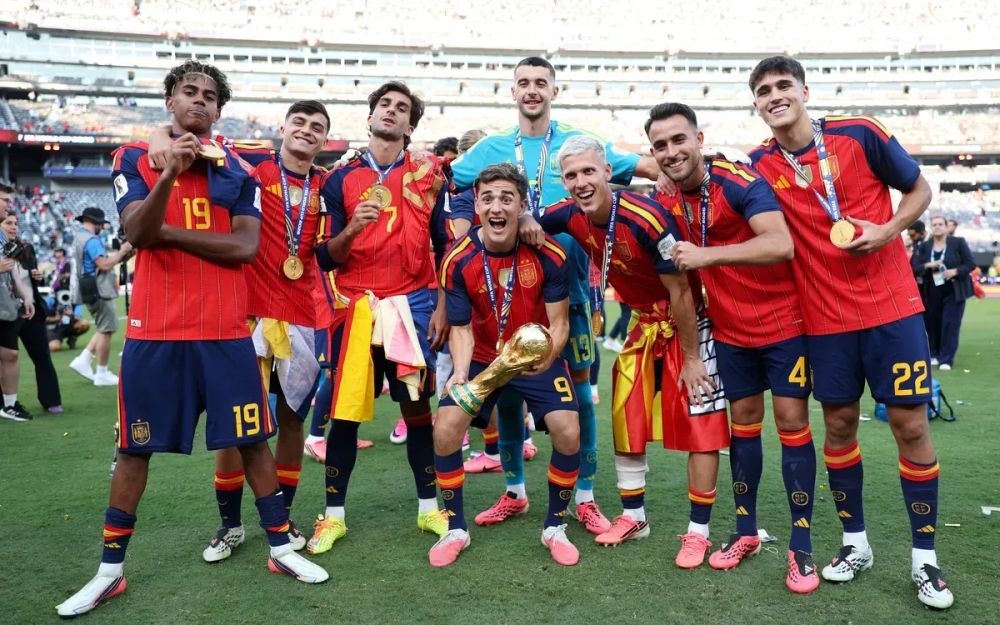 Aplaudir La Roja, perquè hi juguen catalans