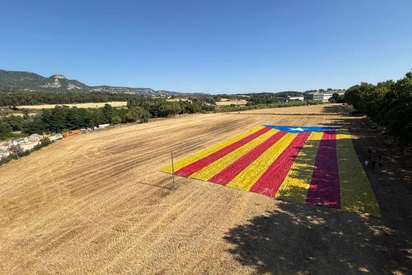 El Consell de la República desplega a Balenyà l’estelada més gran del món pel pas del Tour