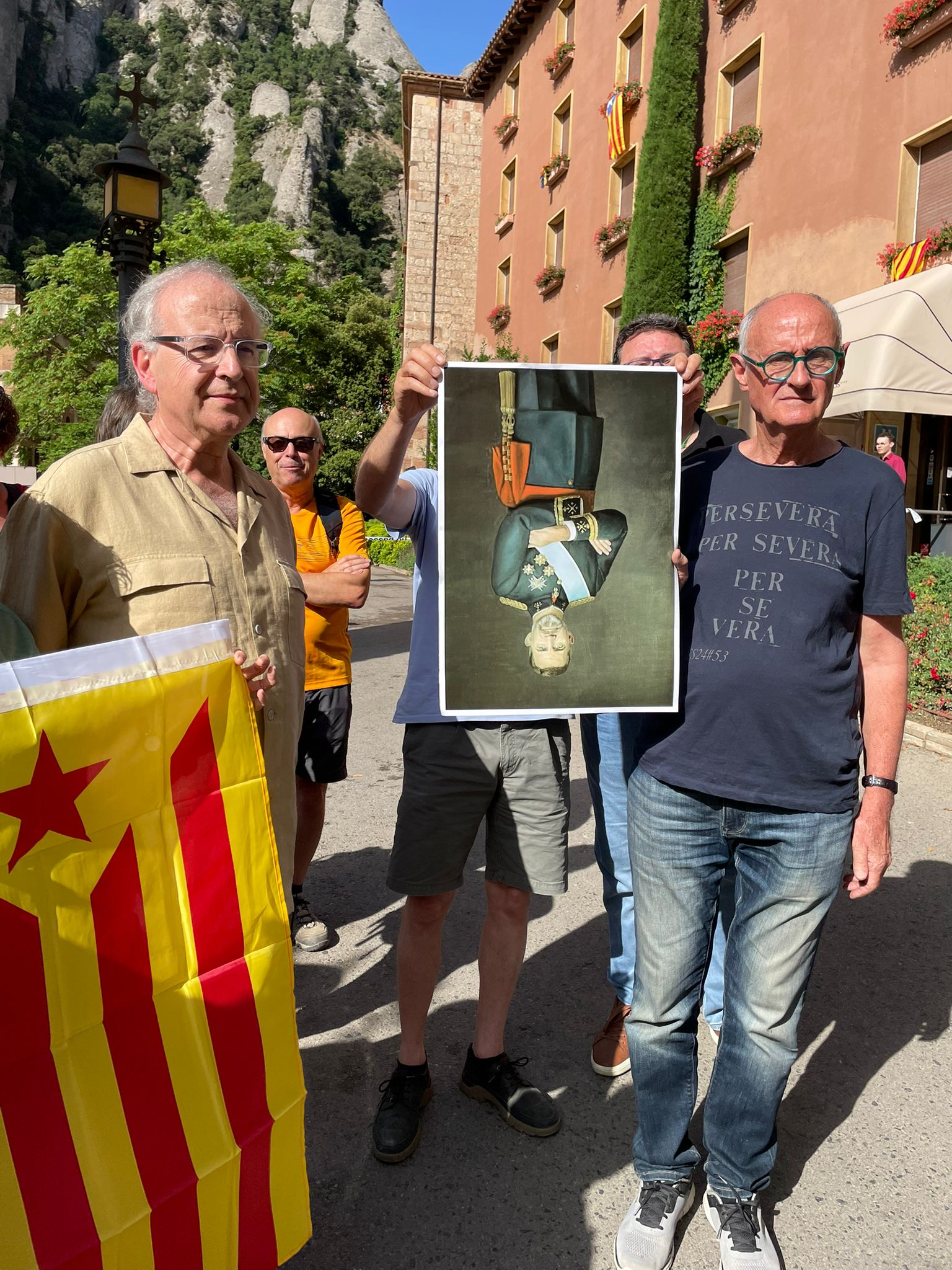 Protesta a Montserrat contra la presència del rei espanyol en el marc del mil·lenari de l’abadia