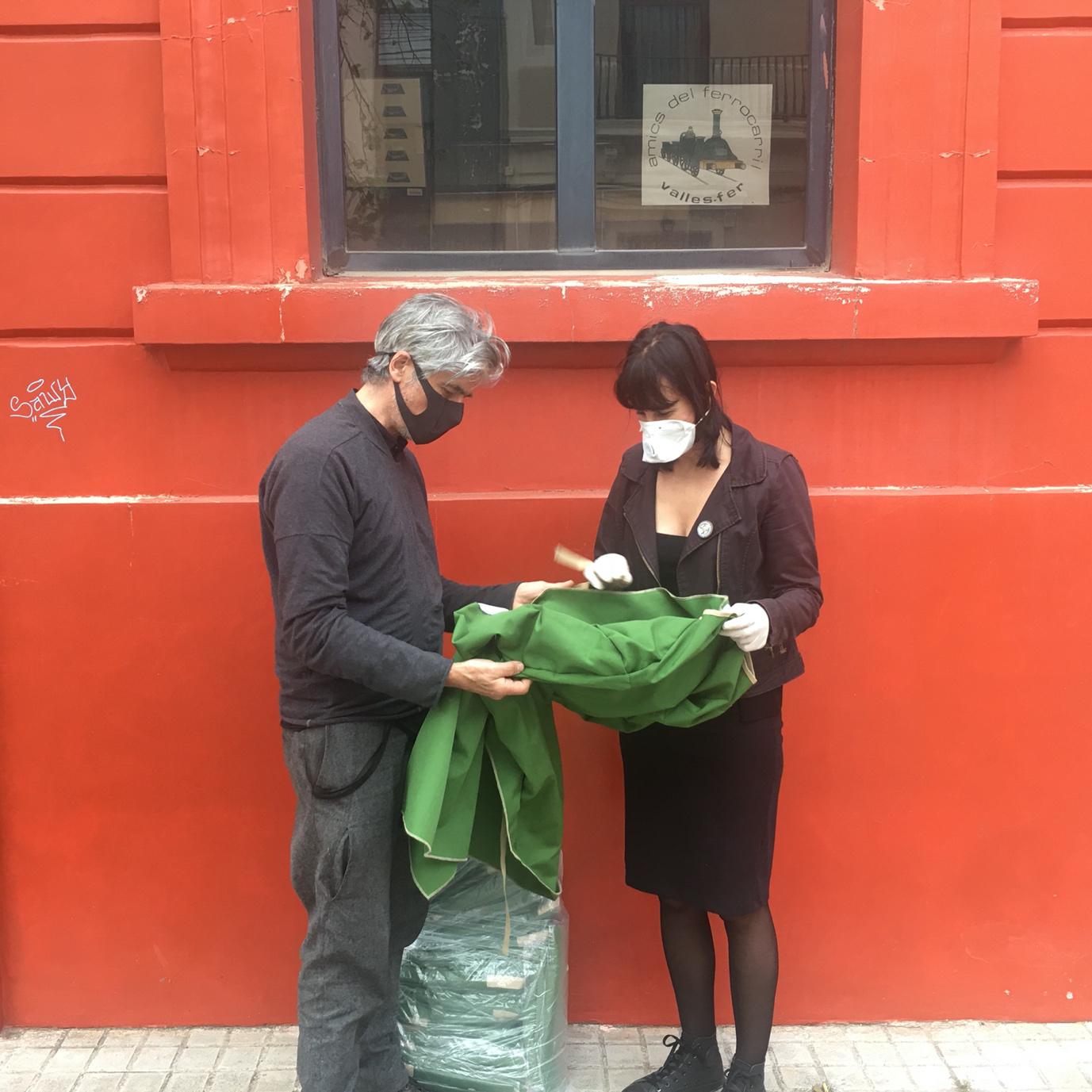 El Consell per la República produeix bates d’ús sanitari en col·laboració amb els dissenyadors Josep Abril i Miriam Ponsa