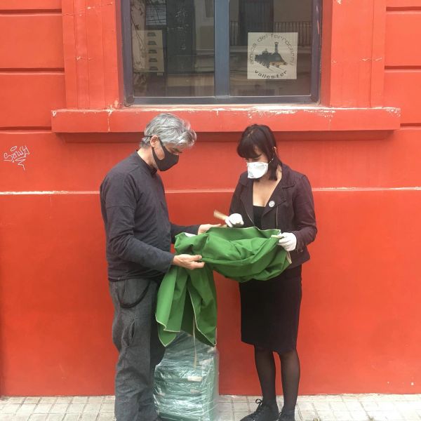 El Consell per la República produeix bates d’ús sanitari en col·laboració amb els dissenyadors Josep Abril i Miriam Ponsa