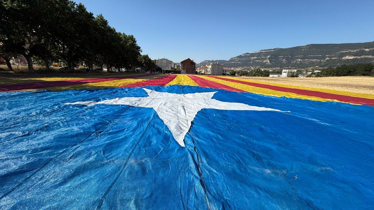 El Consell de la República desplega l'estelada més gran del món a Balenyà al pas del Tour de França