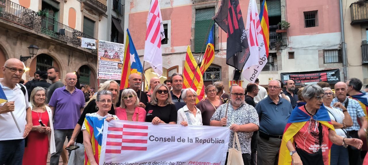 El Consell homenatja els defensors de la pàtria al fossar de les Moreres