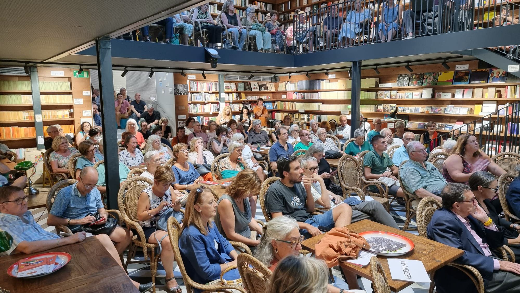 L’inici del curs polític del Consell amb la presentació del llibre ‘De la resistència a la independència: el Consell de la República des de dins’ desborda la llibreria Ona