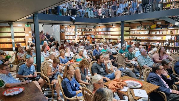 L’inici del curs polític del Consell amb la presentació del llibre ‘De la resistència a la independència: el Consell de la República des de dins’ desborda la llibreria Ona