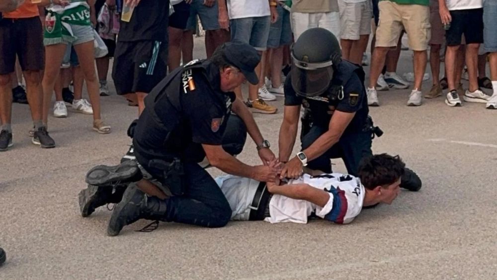 Condemnem la violència policial contra un aficionat del Futbol Club Barcelona per portar una estelada a Elx