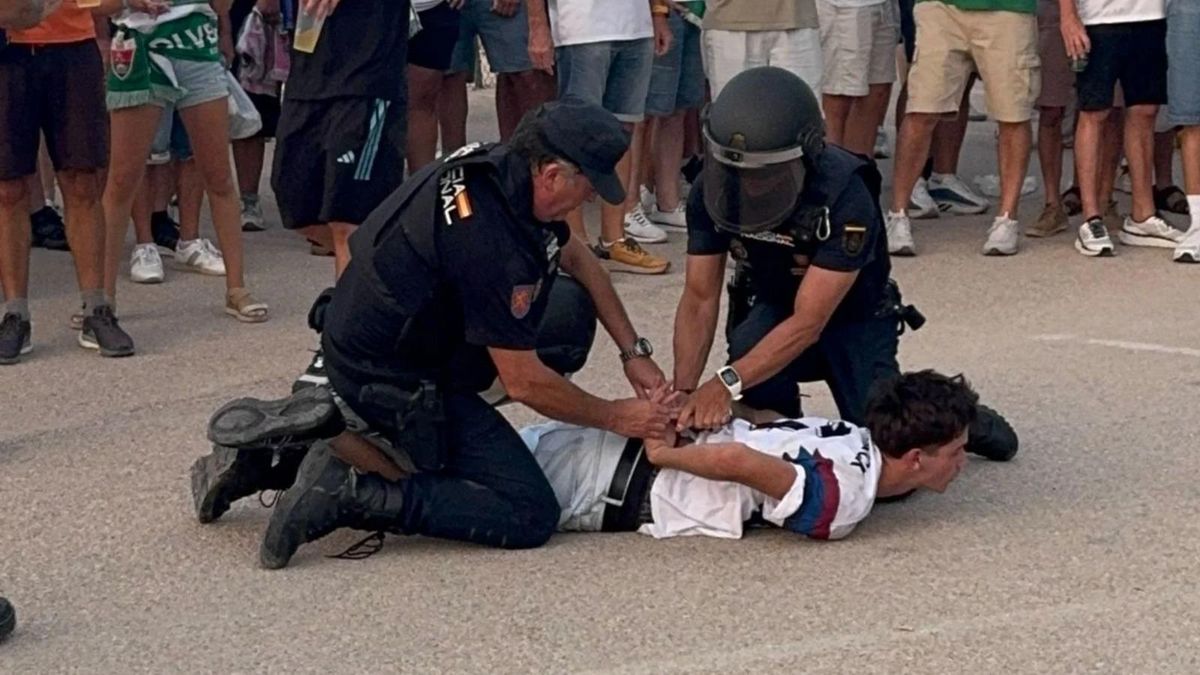 Condemnem la violència policial contra un aficionat del Futbol Club Barcelona per portar una estelada a Elx