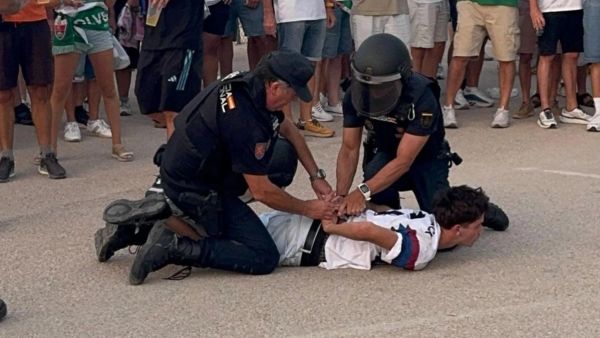 Condemnem la violència policial contra un aficionat del Futbol Club Barcelona per portar una estelada a Elx