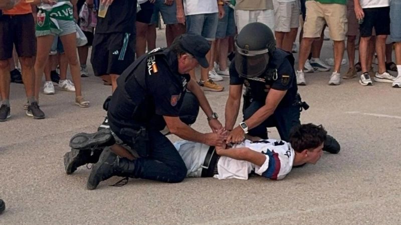 Condemnem la violència policial contra un aficionat del Futbol Club Barcelona per portar una estelada a Elx