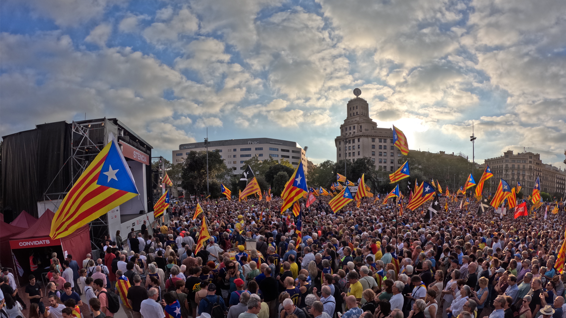 L’acte unitari de l’aniversari de l’1-O omple Plaça de Catalunya