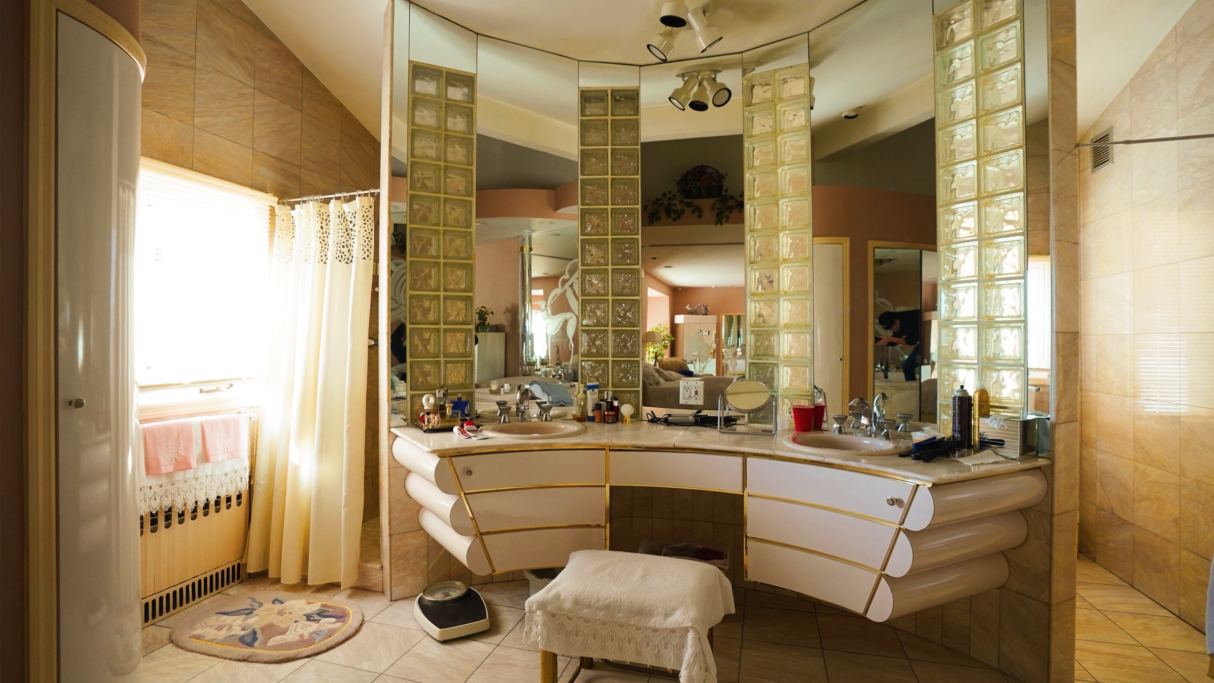 Vintage bathroom showing the vibe of anima production
