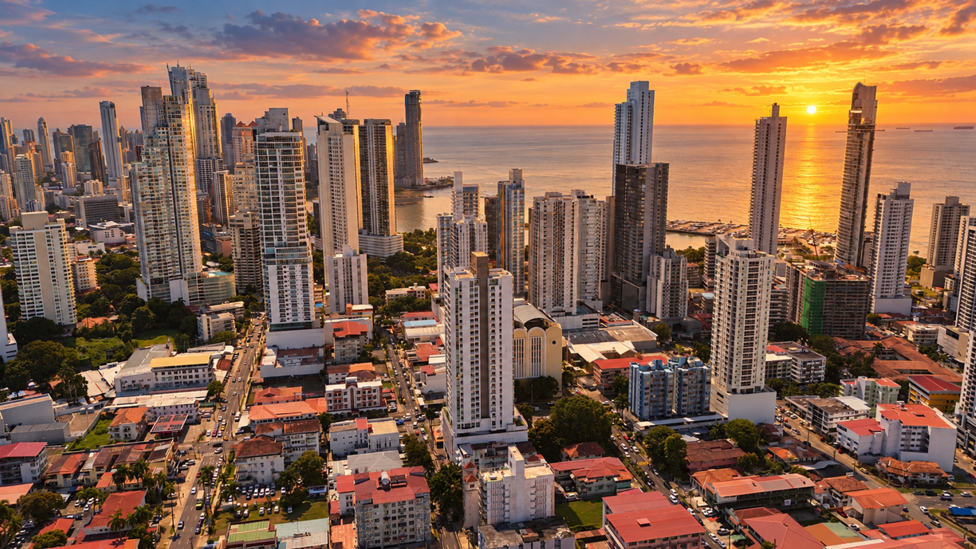 Torres residenciales frente a la bahía de Panamá al atardecer