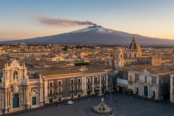 Piazza del Duomo di Catania con la fontana dell'Elefante e l'Etna sullo sfondo