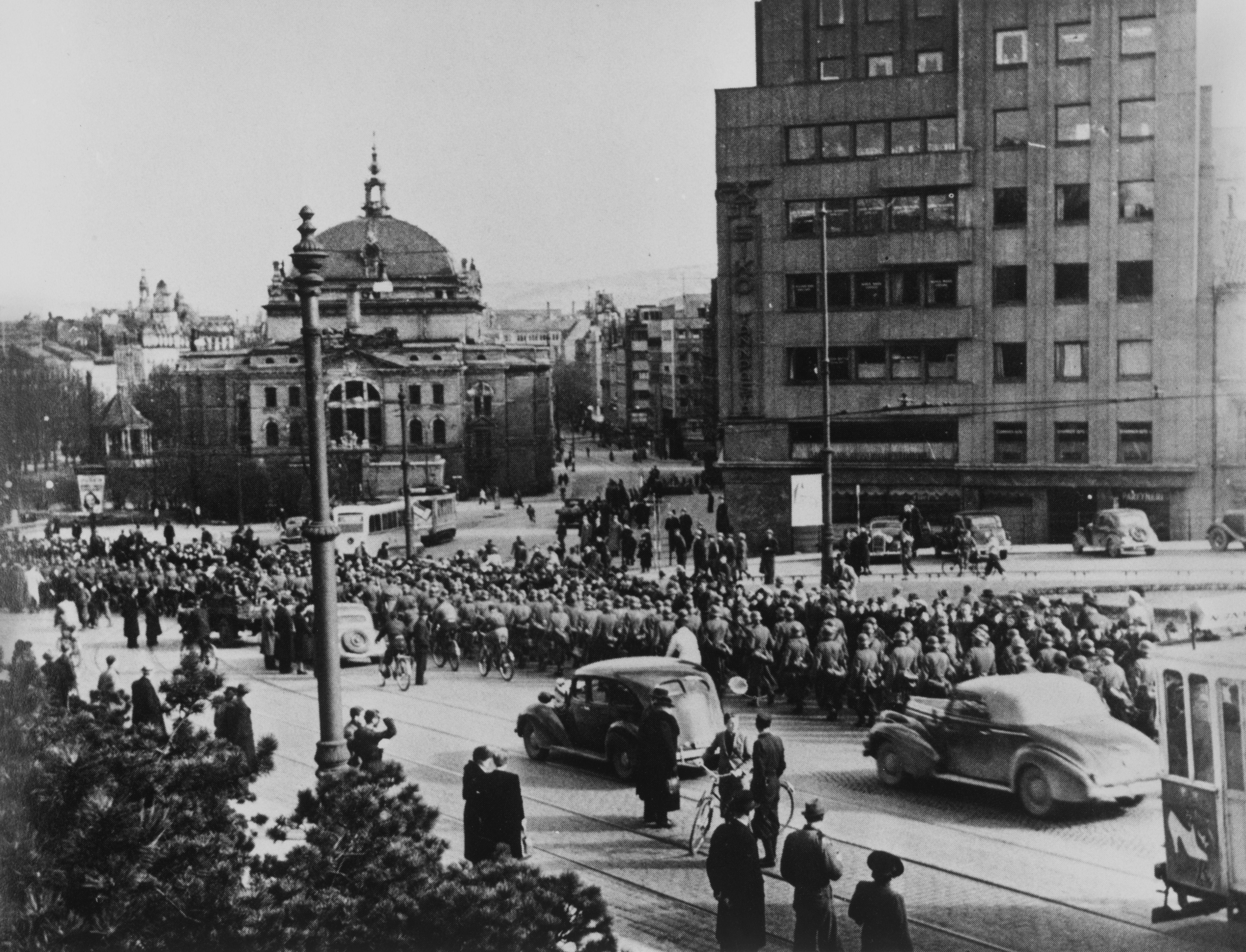 Fra Tysklands invasjon av Norge, med Nationaltheatret i bakgrunnen
