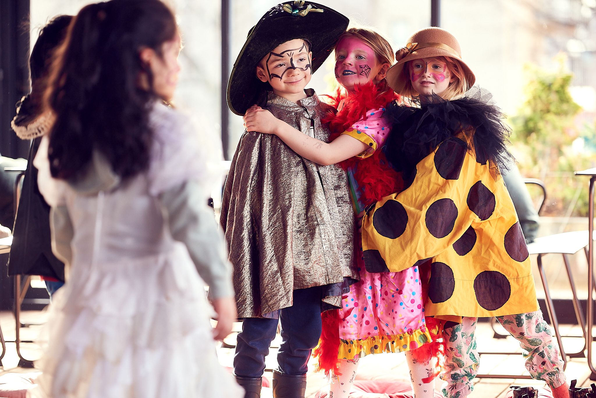 Barn som har kledd seg ut
