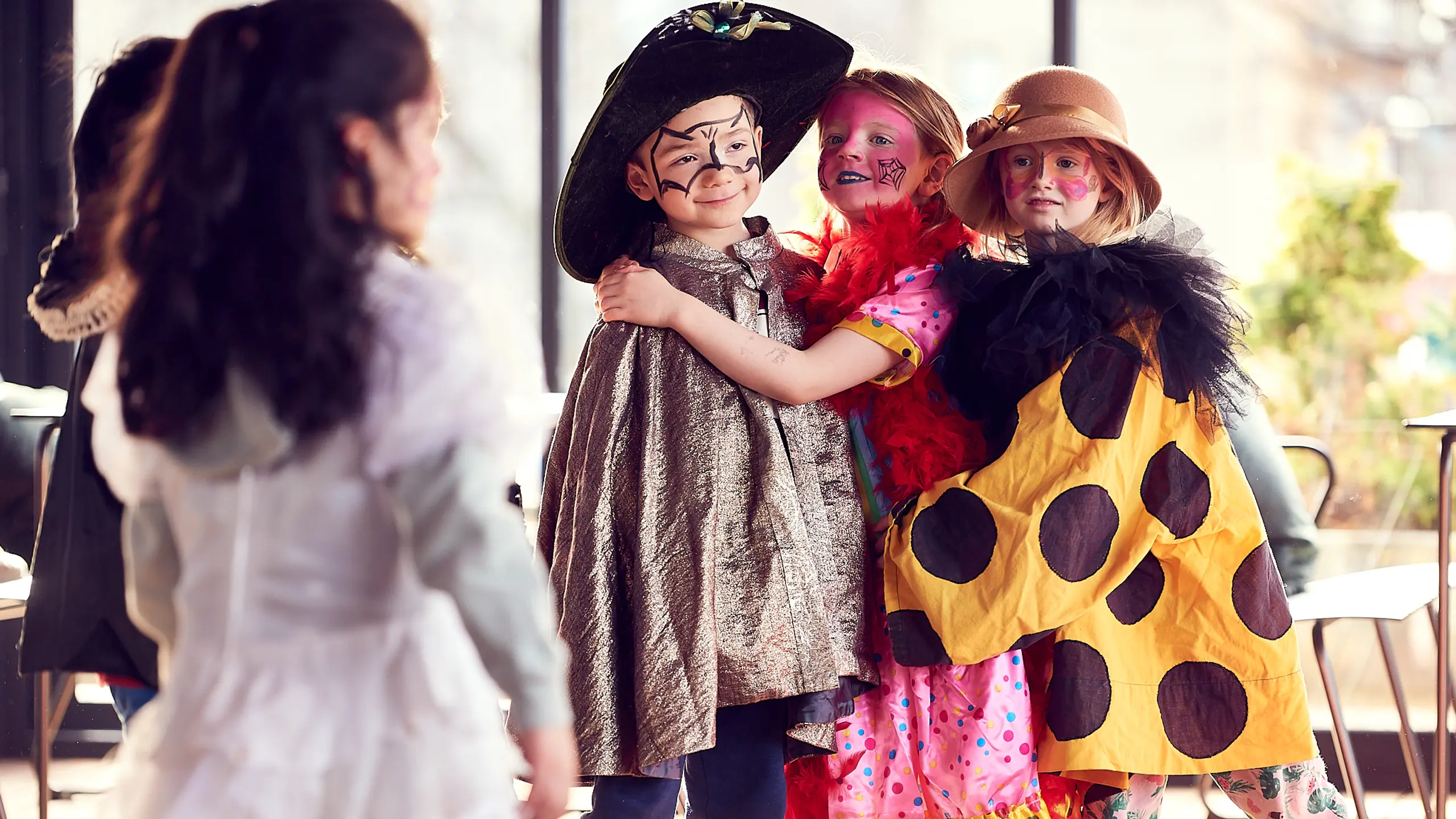 Barn som har kledd seg ut