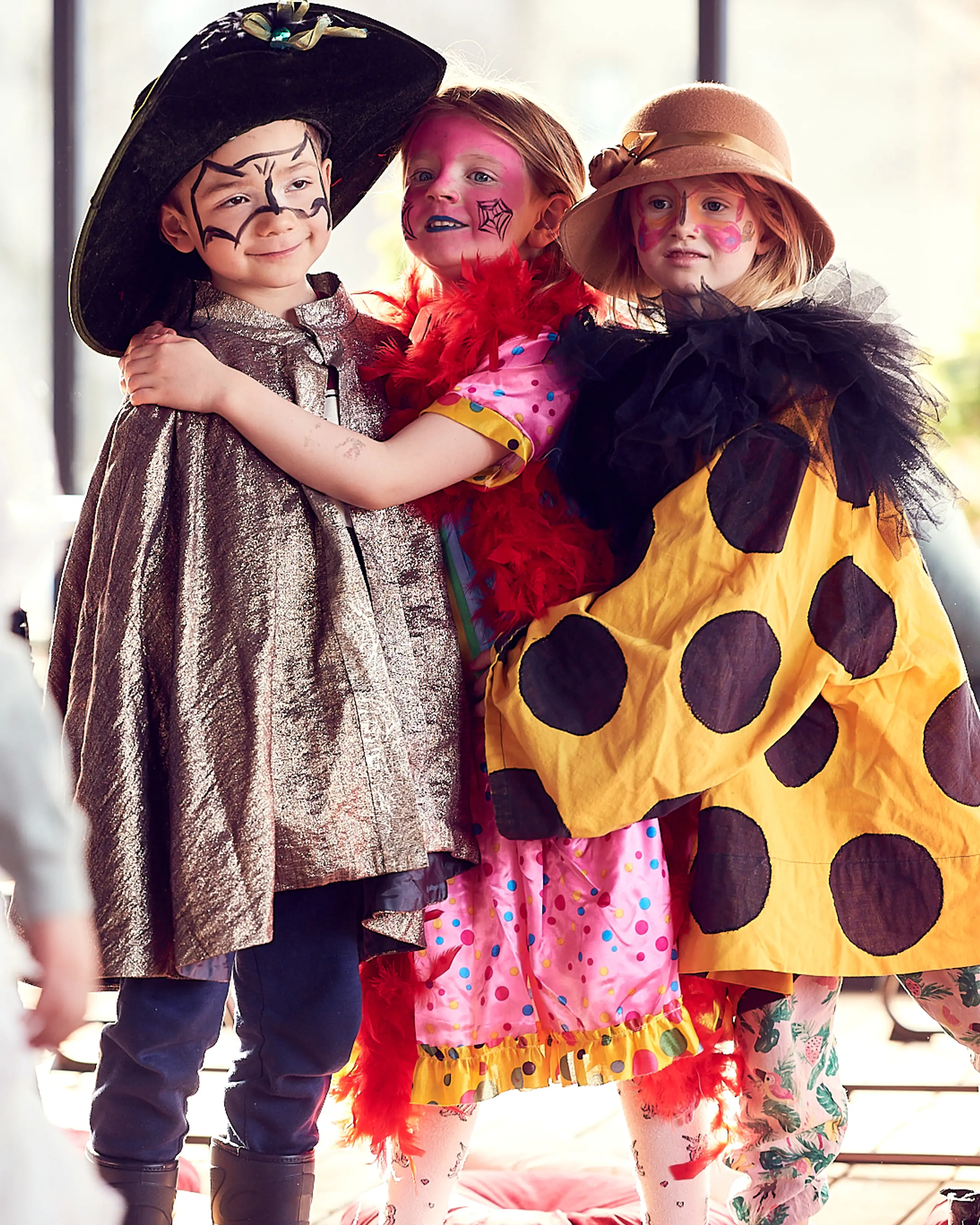 Barn som har kledd seg ut