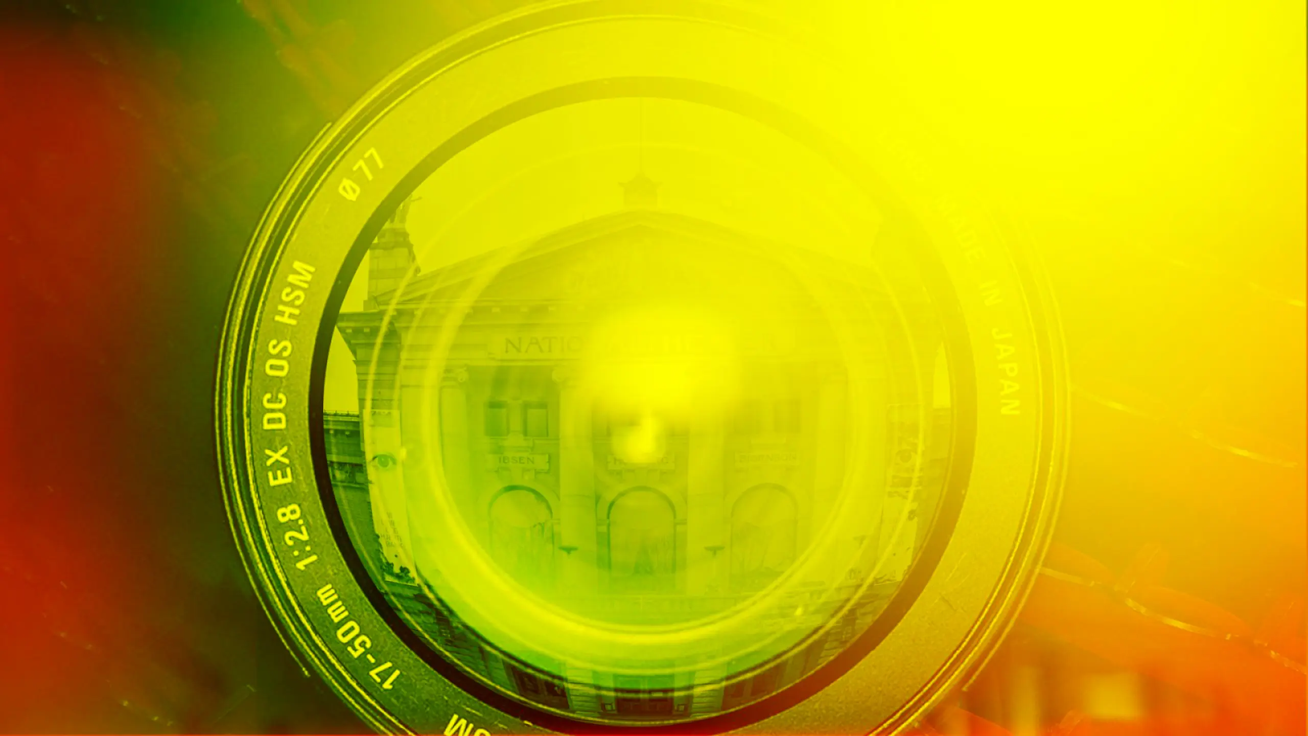 Nærbilde av kameralinse med gult filter over