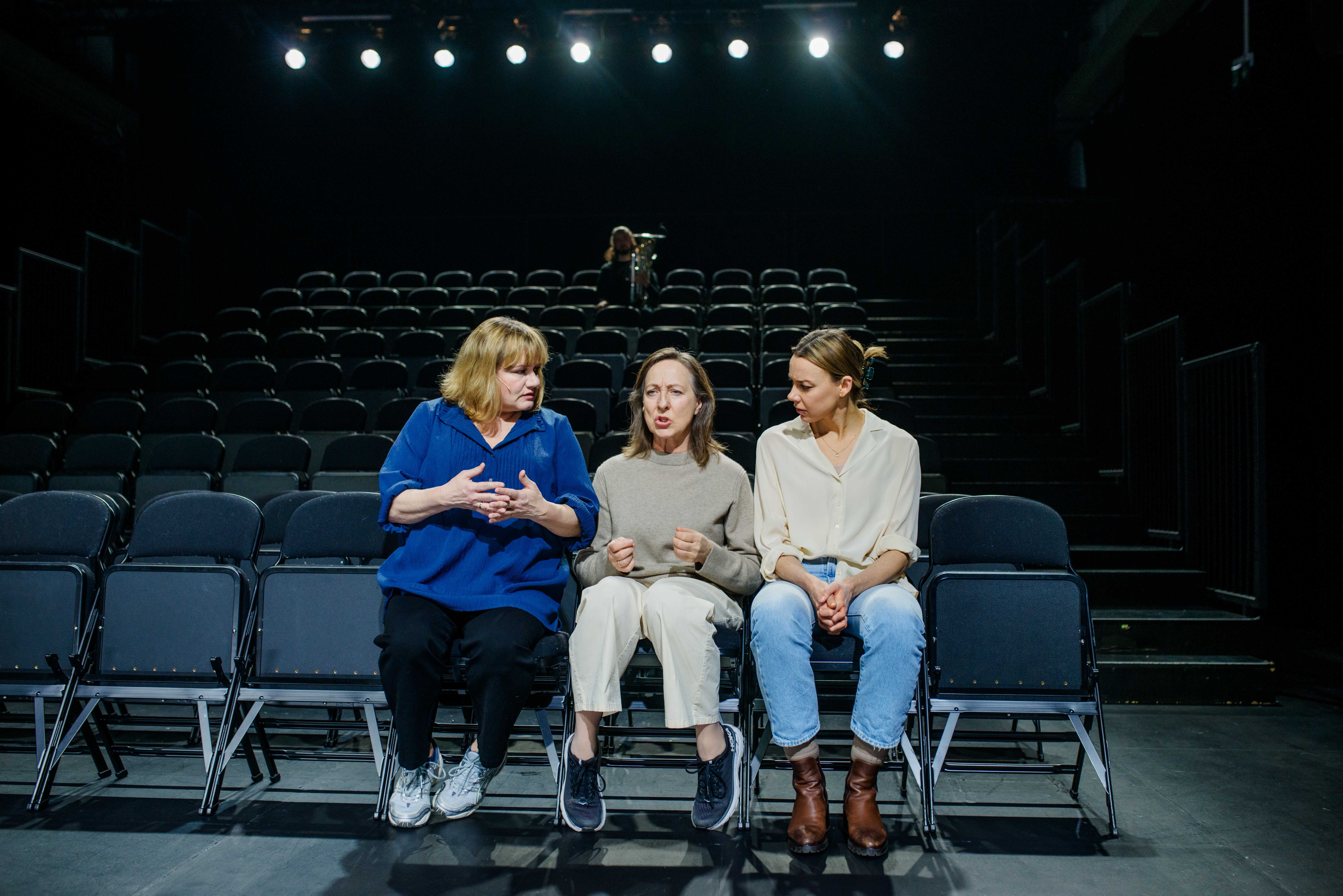 Tre kvinner som sitter og prater sammen