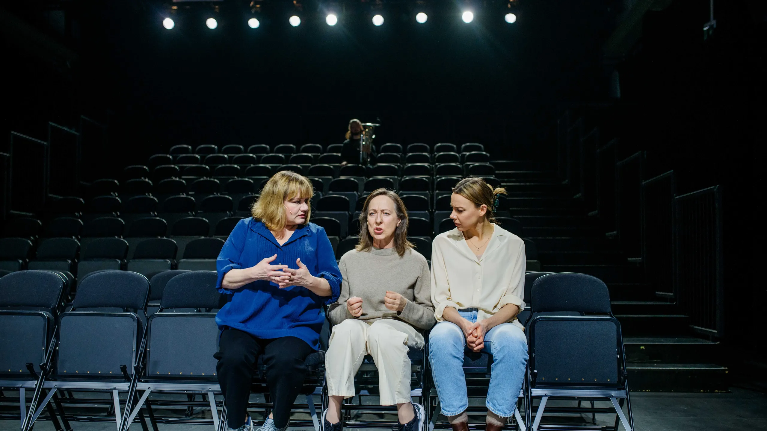 Tre kvinner som sitter og prater sammen