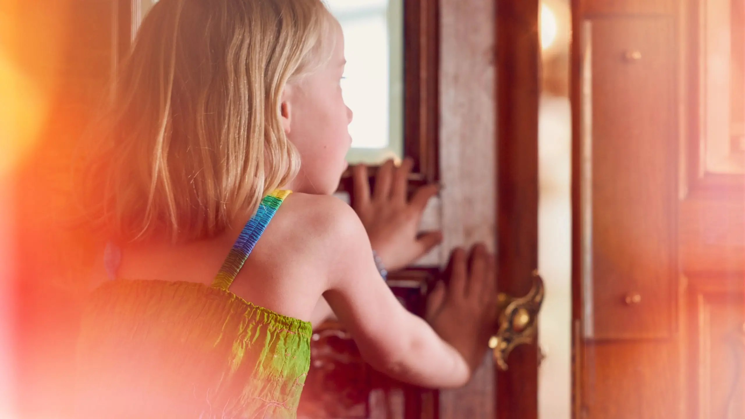 Jente som åpner en dør