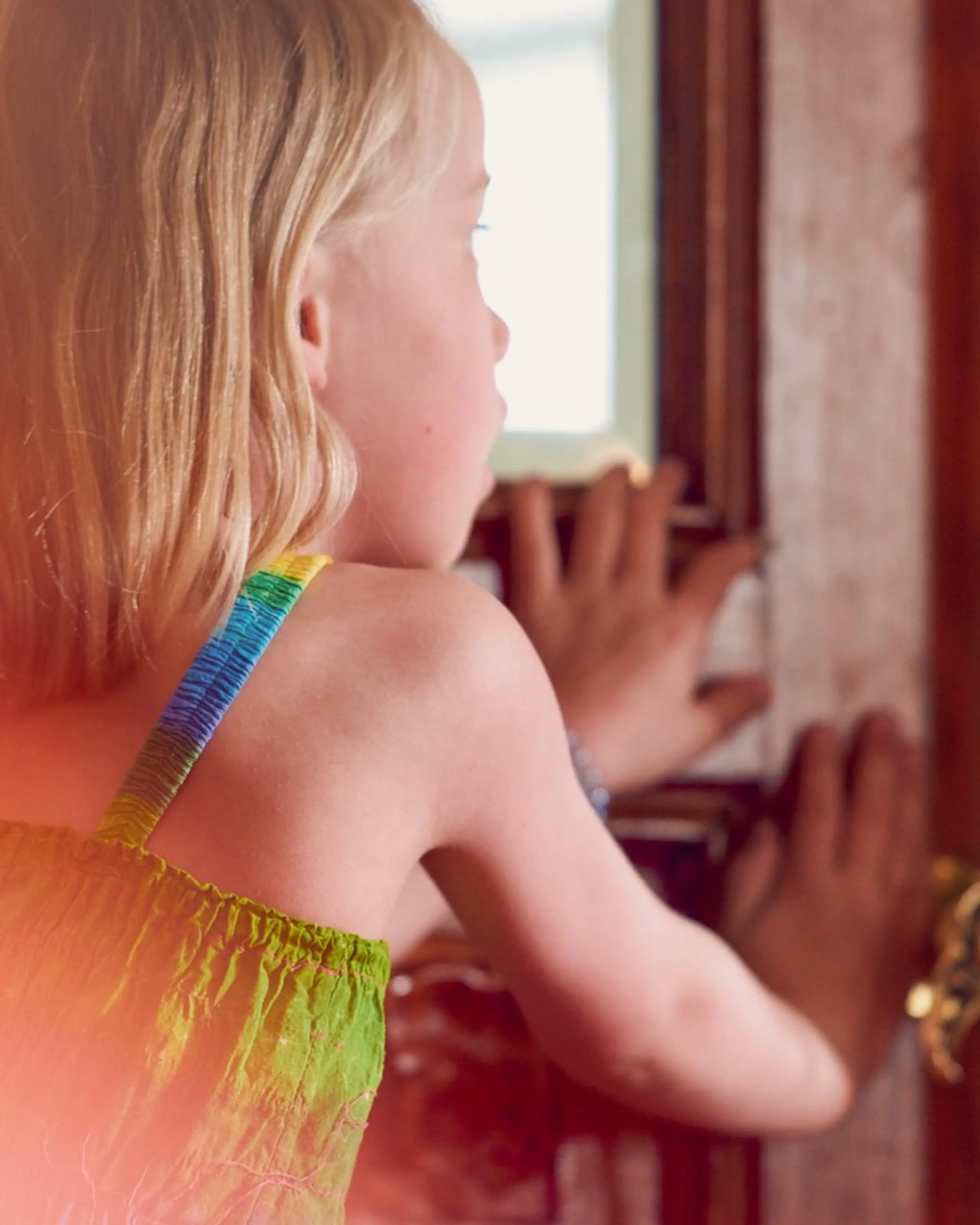 Jente som åpner en dør