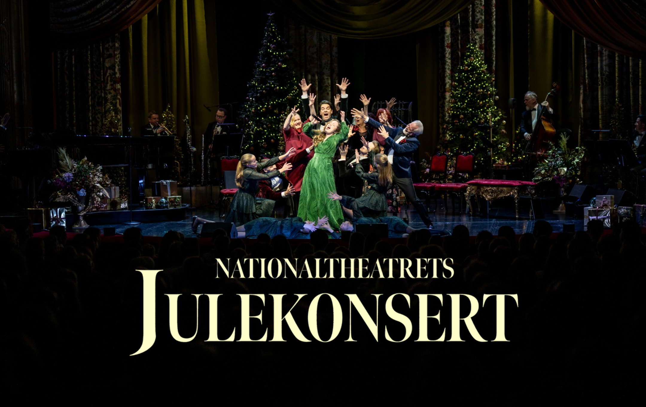 En gruppe som står og synger på scenen