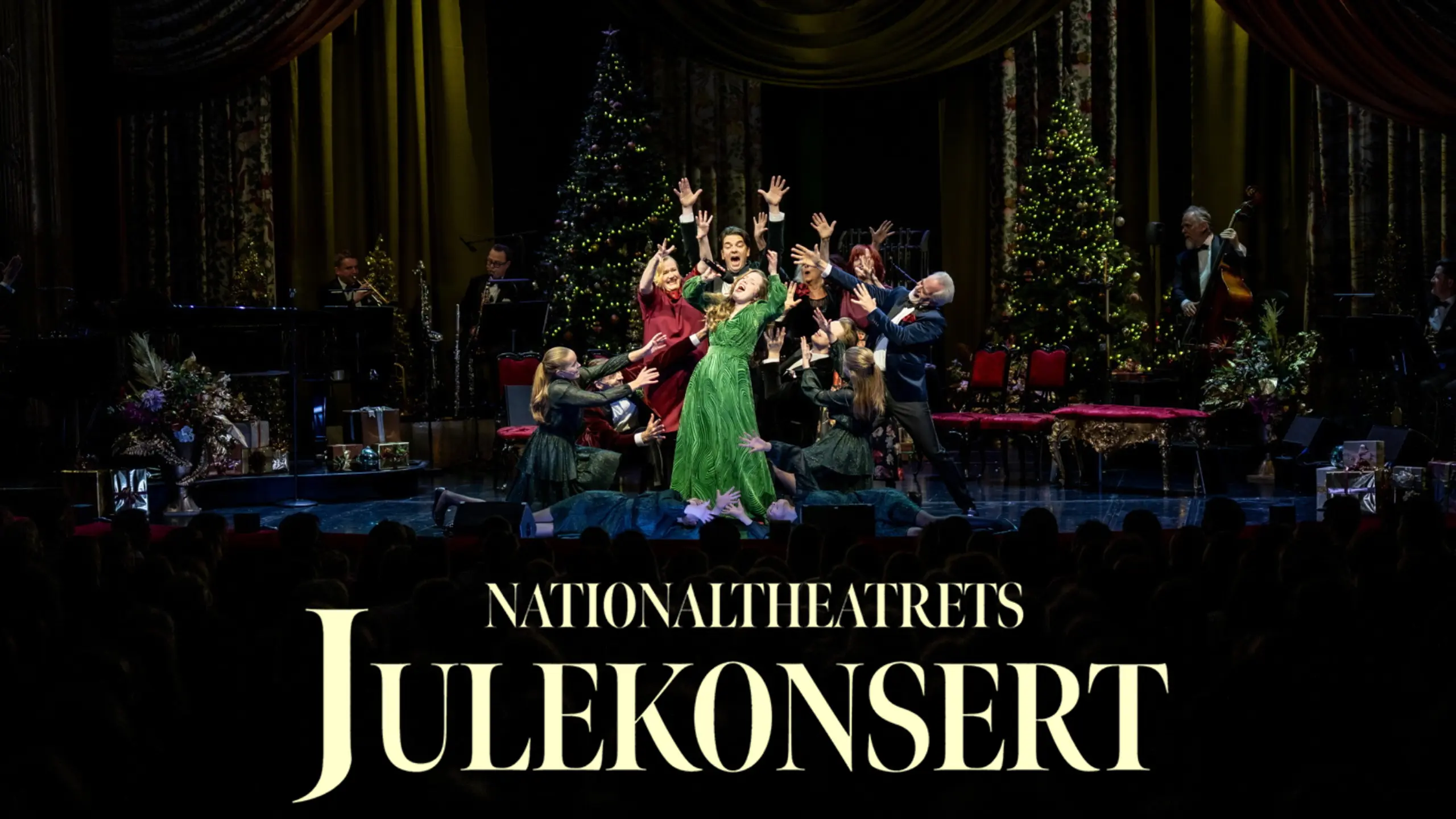 En gruppe som står og synger på scenen