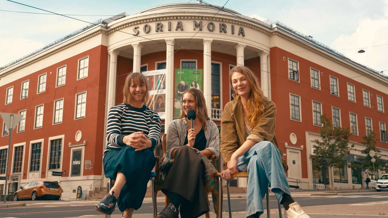 Tre kvinner intervjues utenfor Torshovteatret