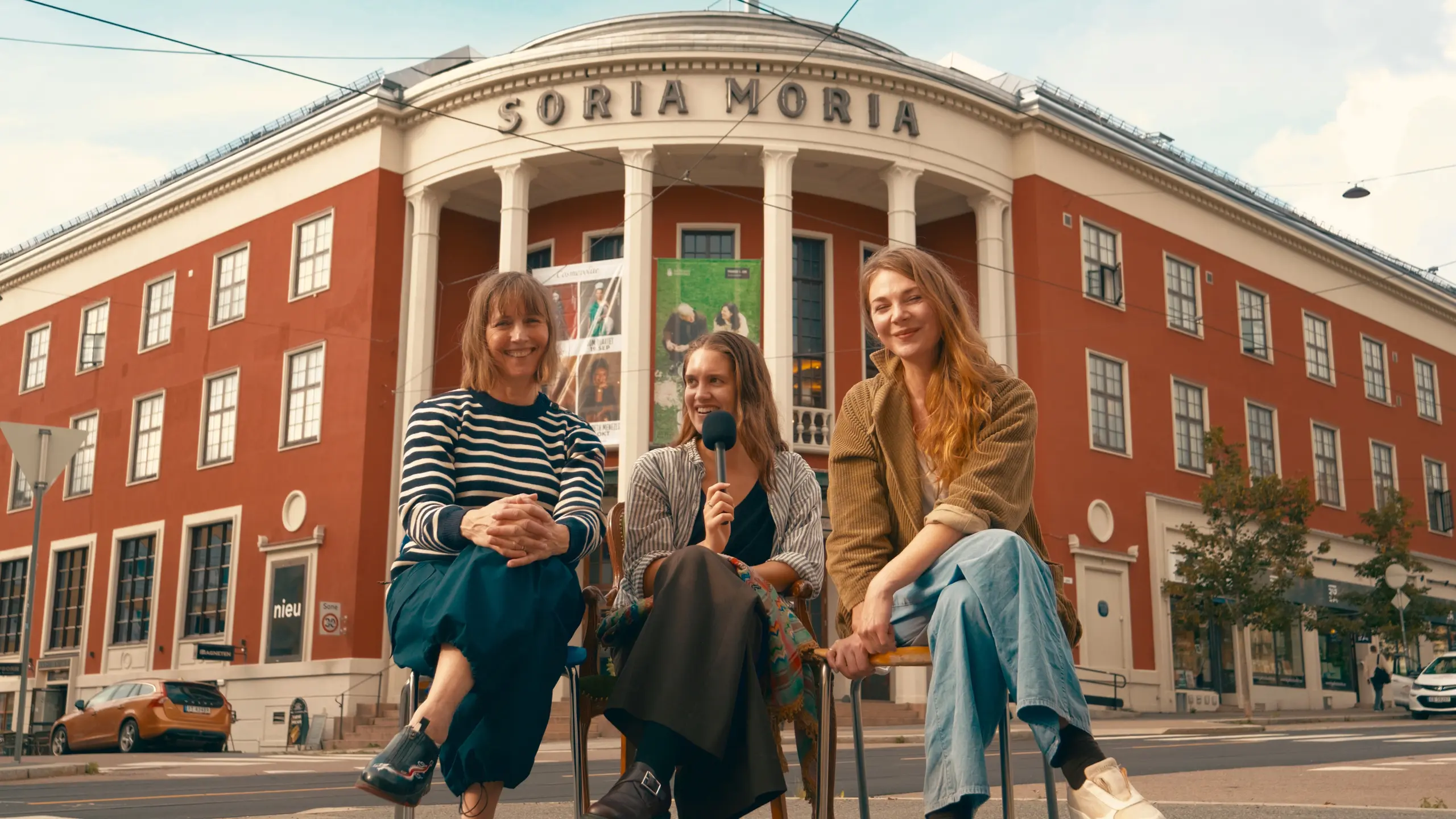 Tre kvinner intervjues utenfor Torshovteatret