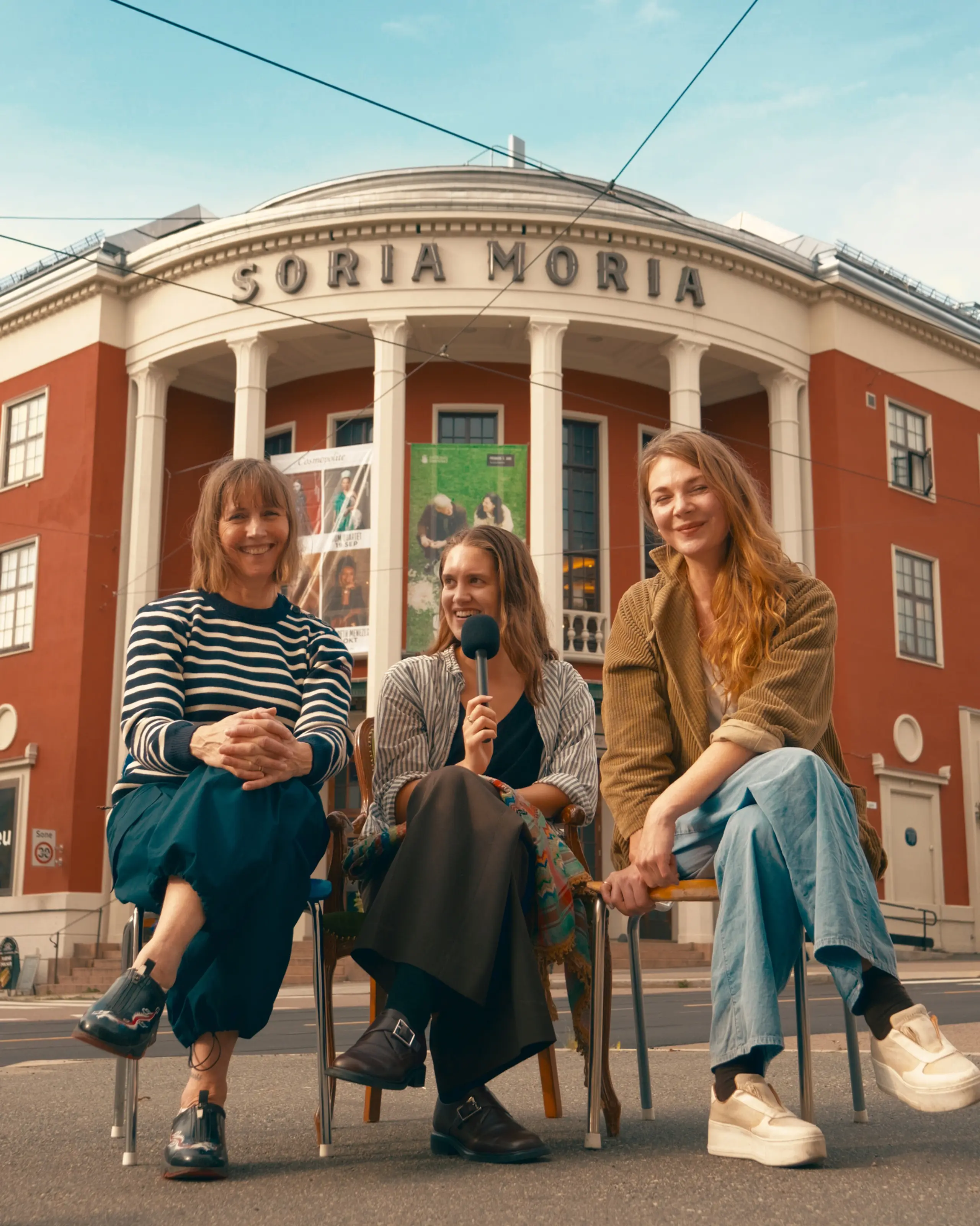 Tre kvinner intervjues utenfor Torshovteatret