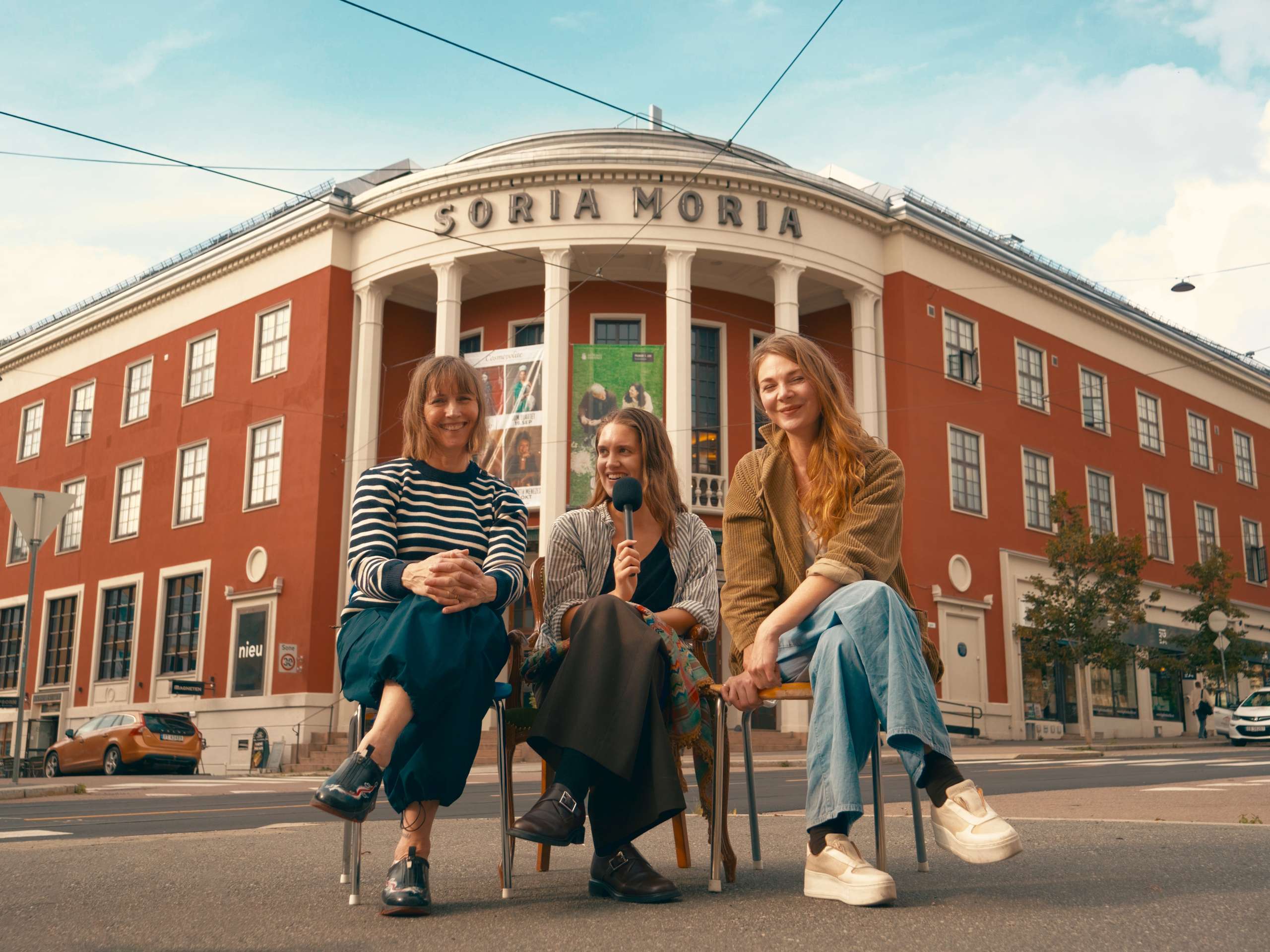 Tre kvinner intervjues utenfor Torshovteatret