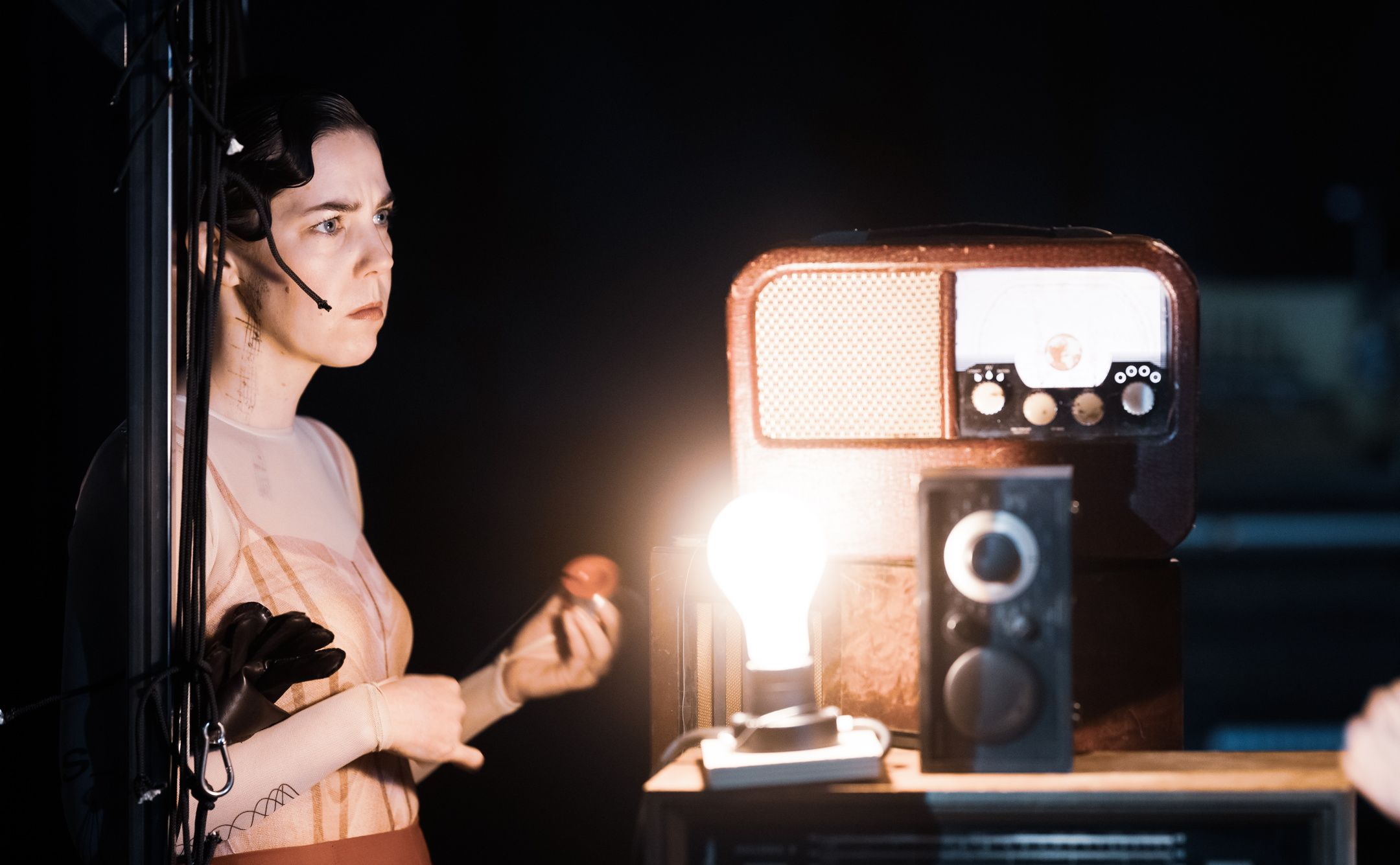 Kvinne står ved radioapparat