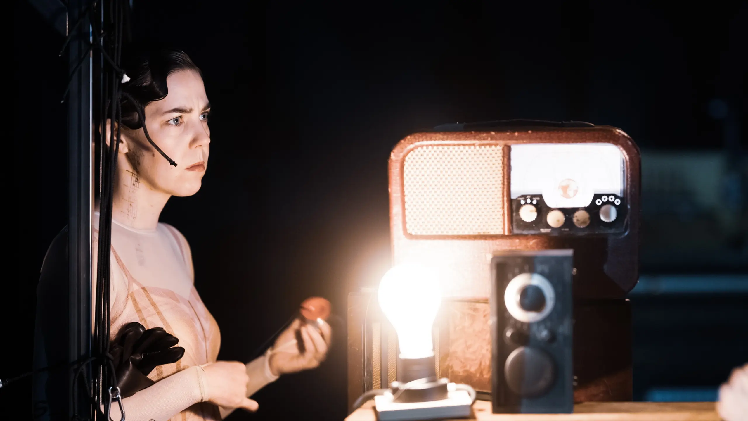 Kvinne står ved radioapparat