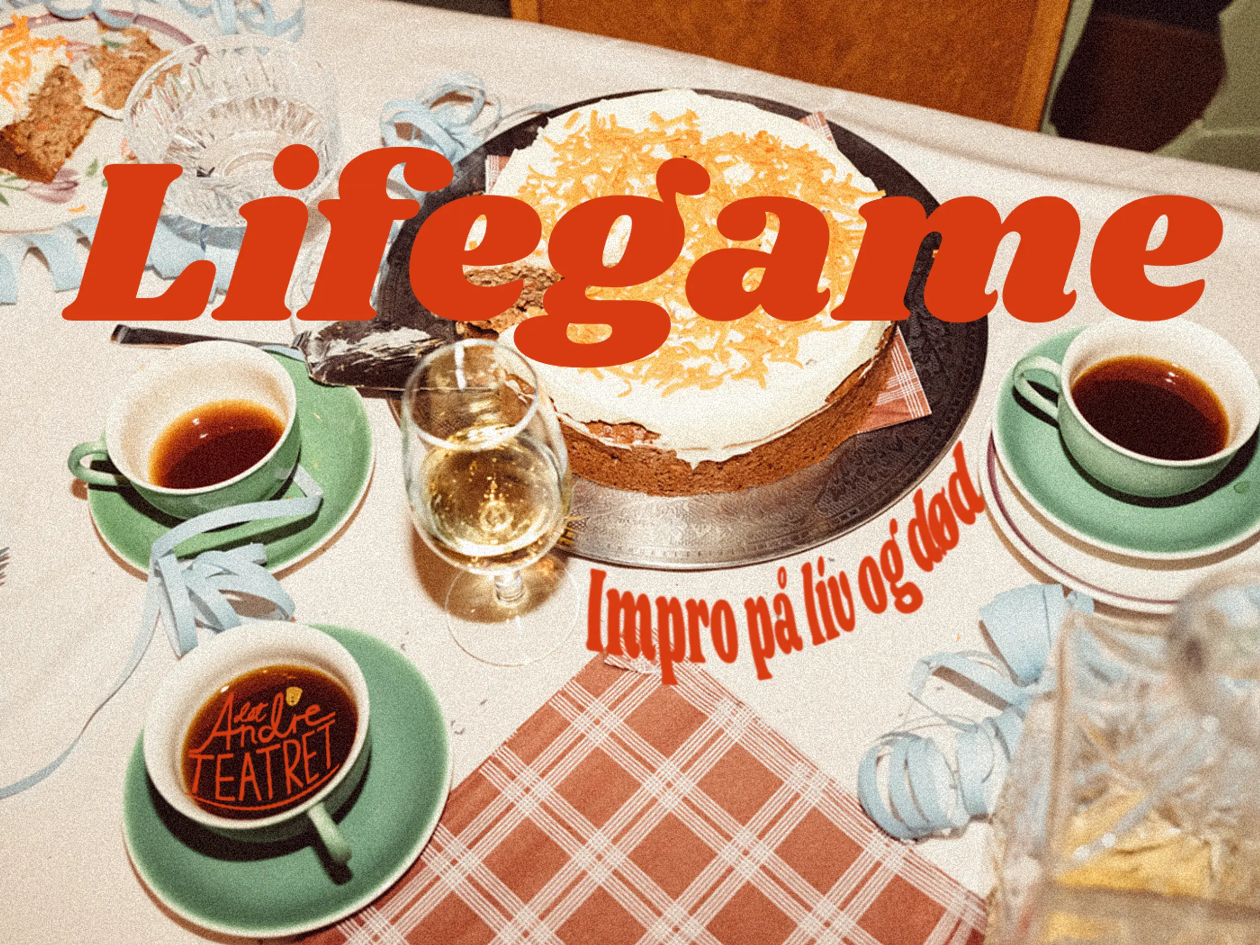 Kakebord med rød tittel "Lifegame Impro på liv og død"