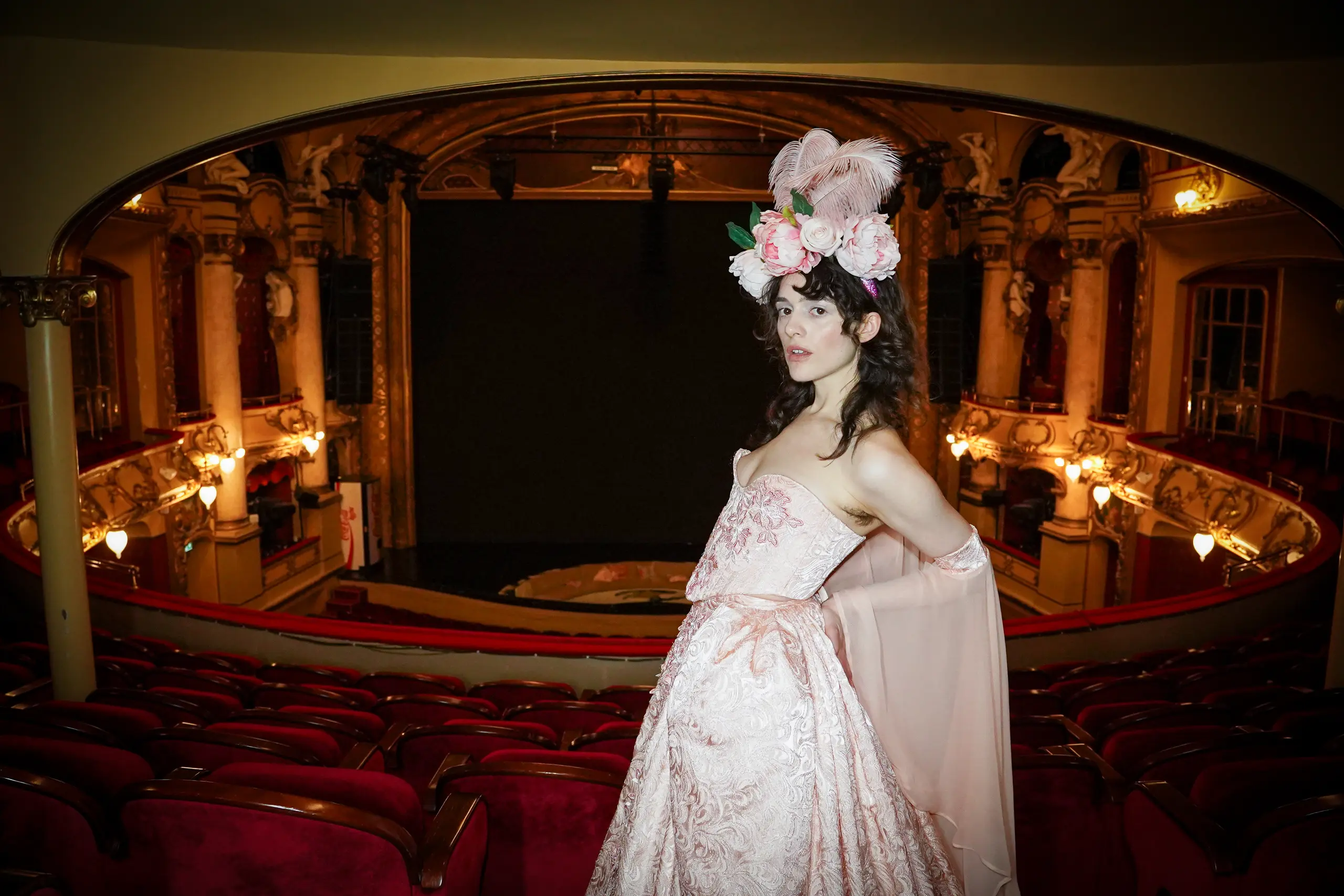 Kvinne i overdådig kjole foran Nationaltheatrets hovedscene