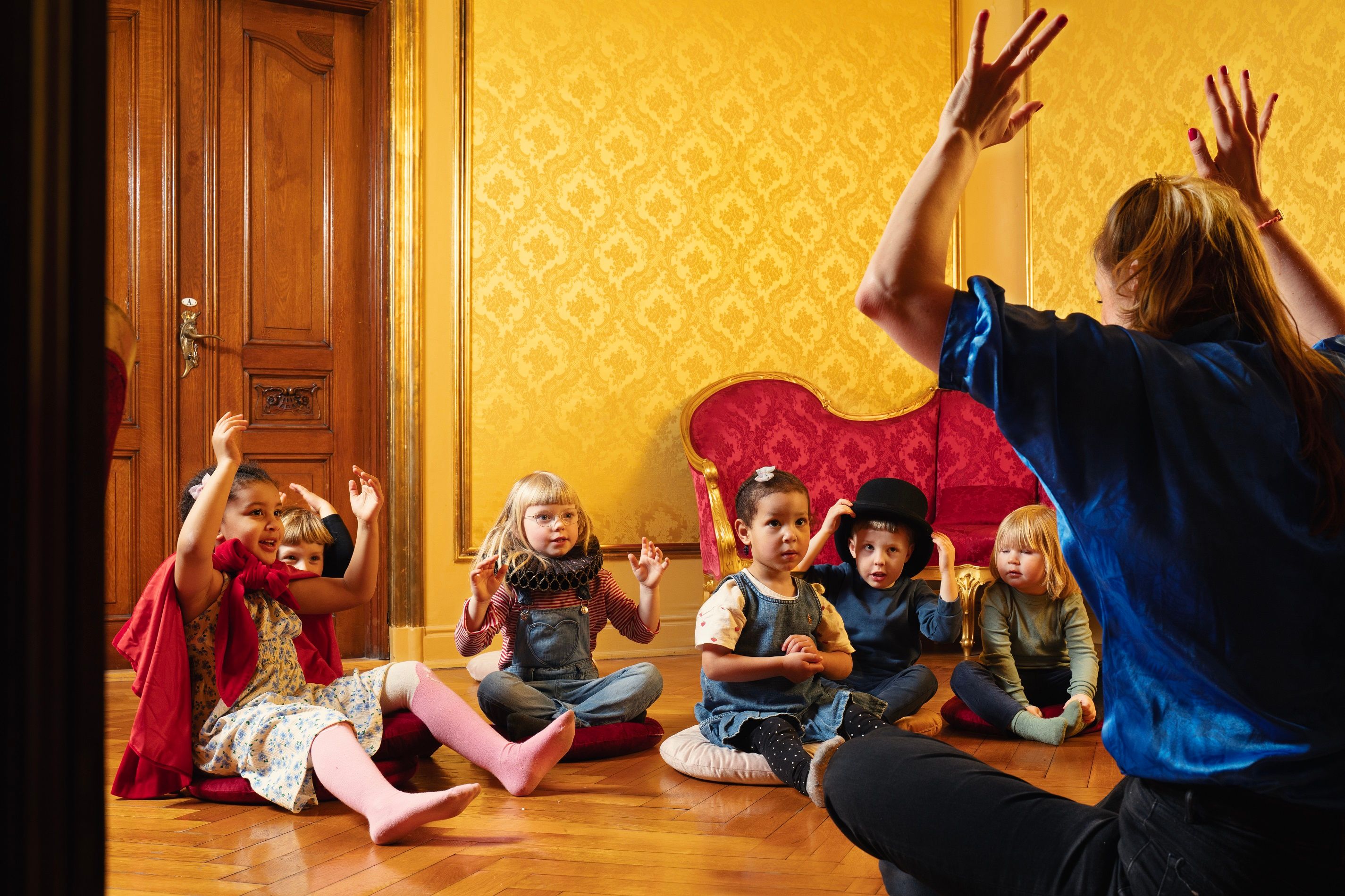 Barn i samlingsstund med en formidler