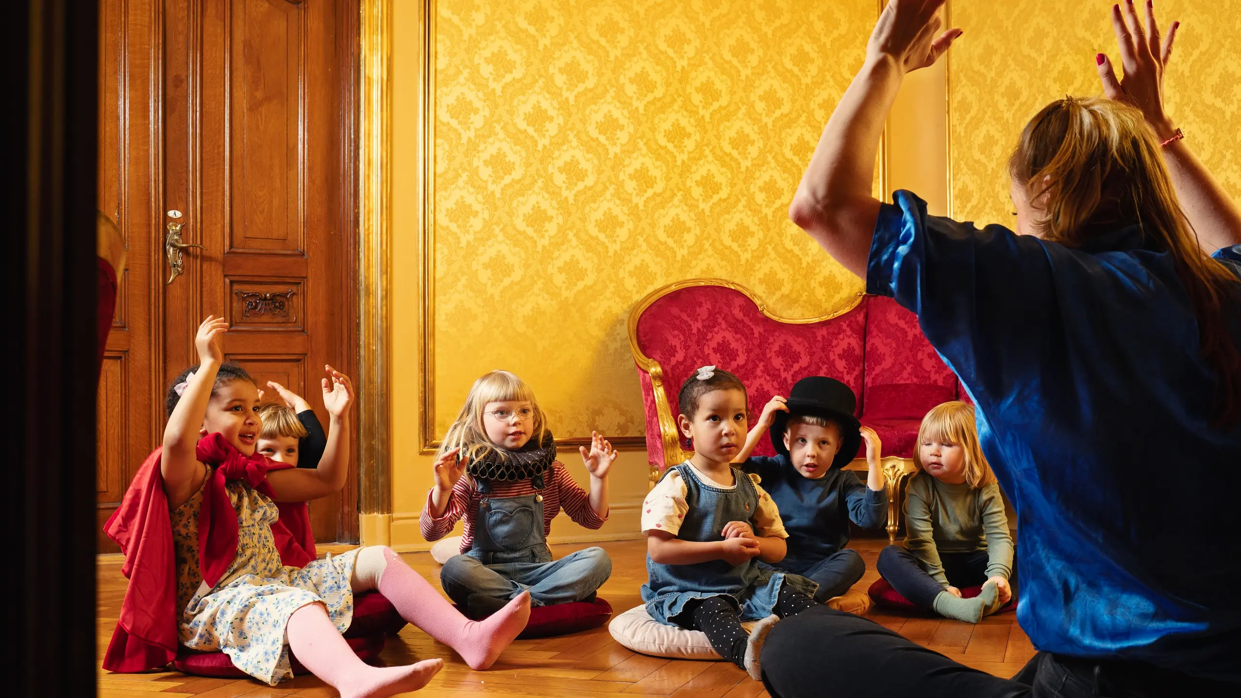 Barn i samlingsstund med en formidler