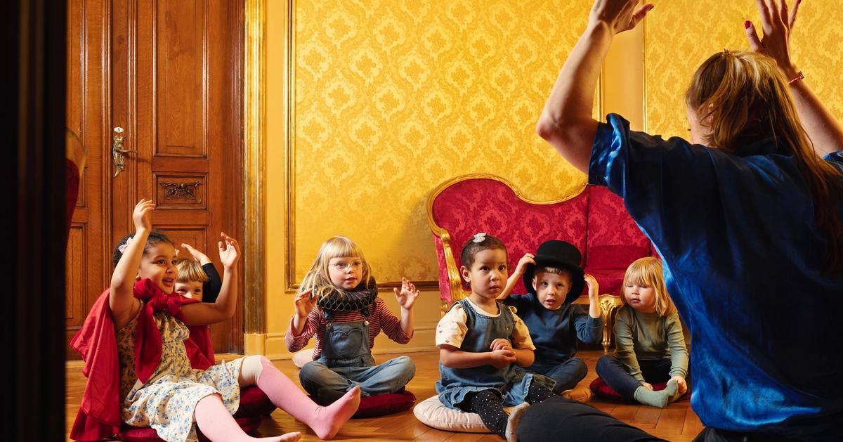 Eventyrstund i kongelosjen