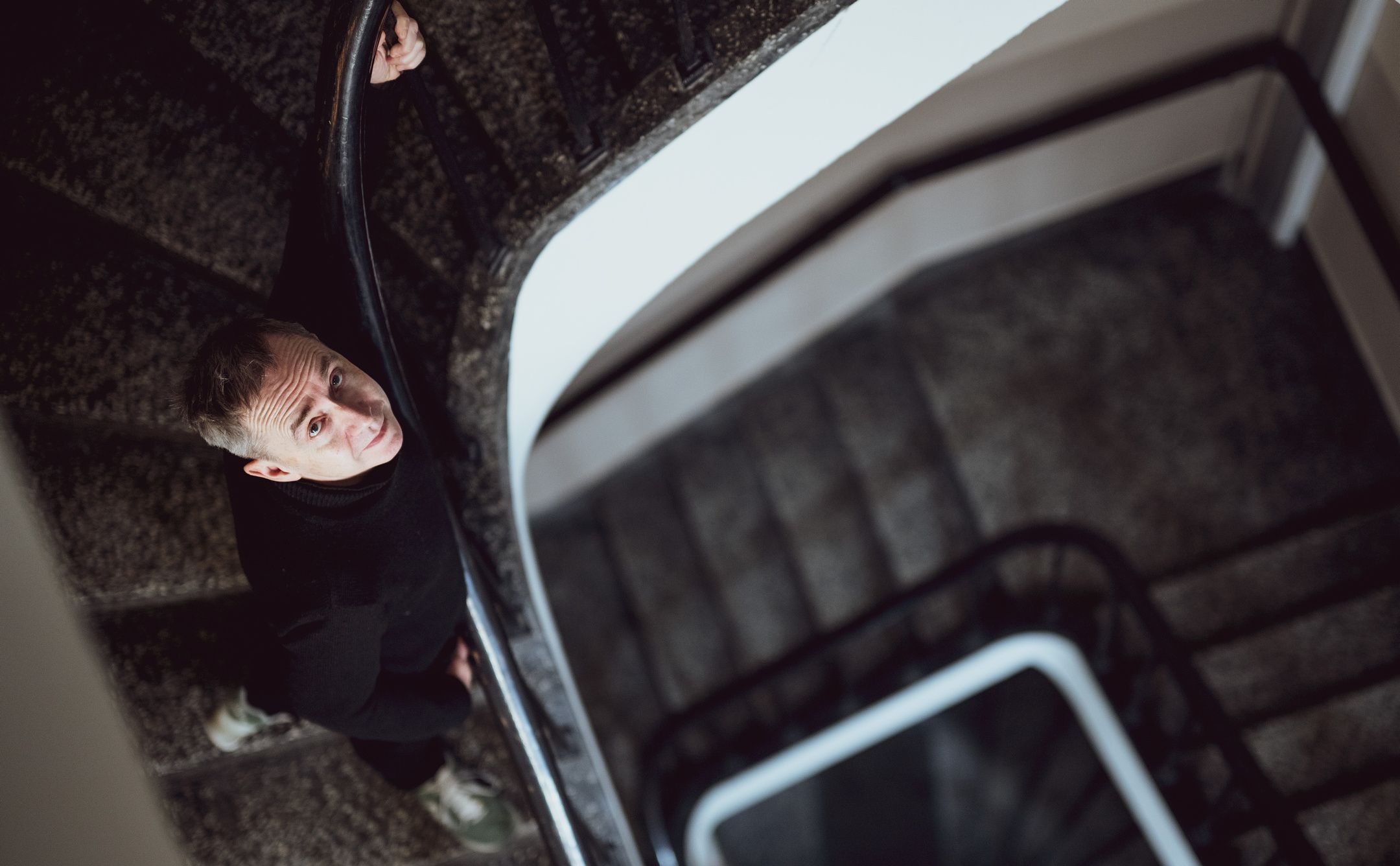 Mann sett ovenfra i trapp