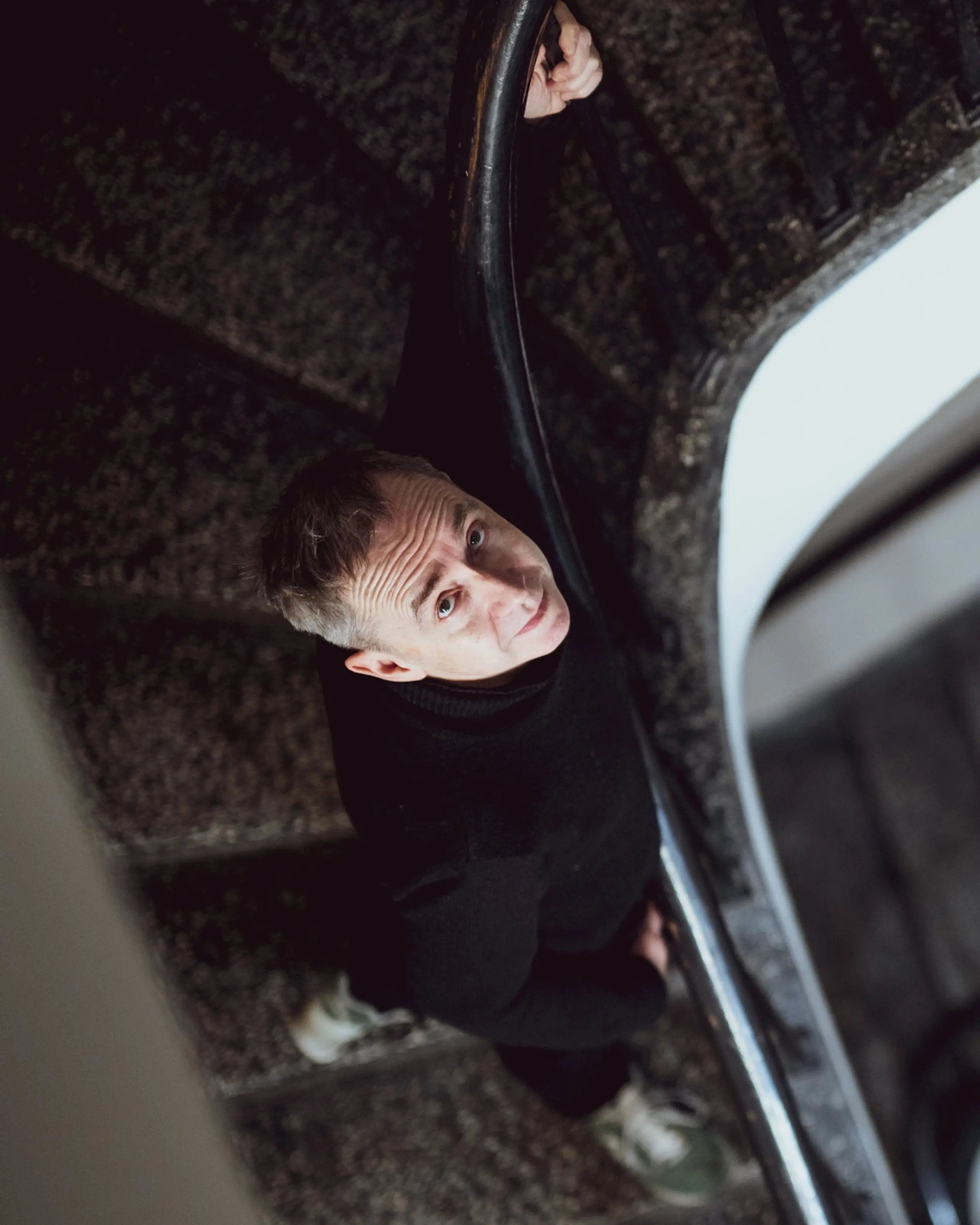 Mann sett ovenfra i trapp