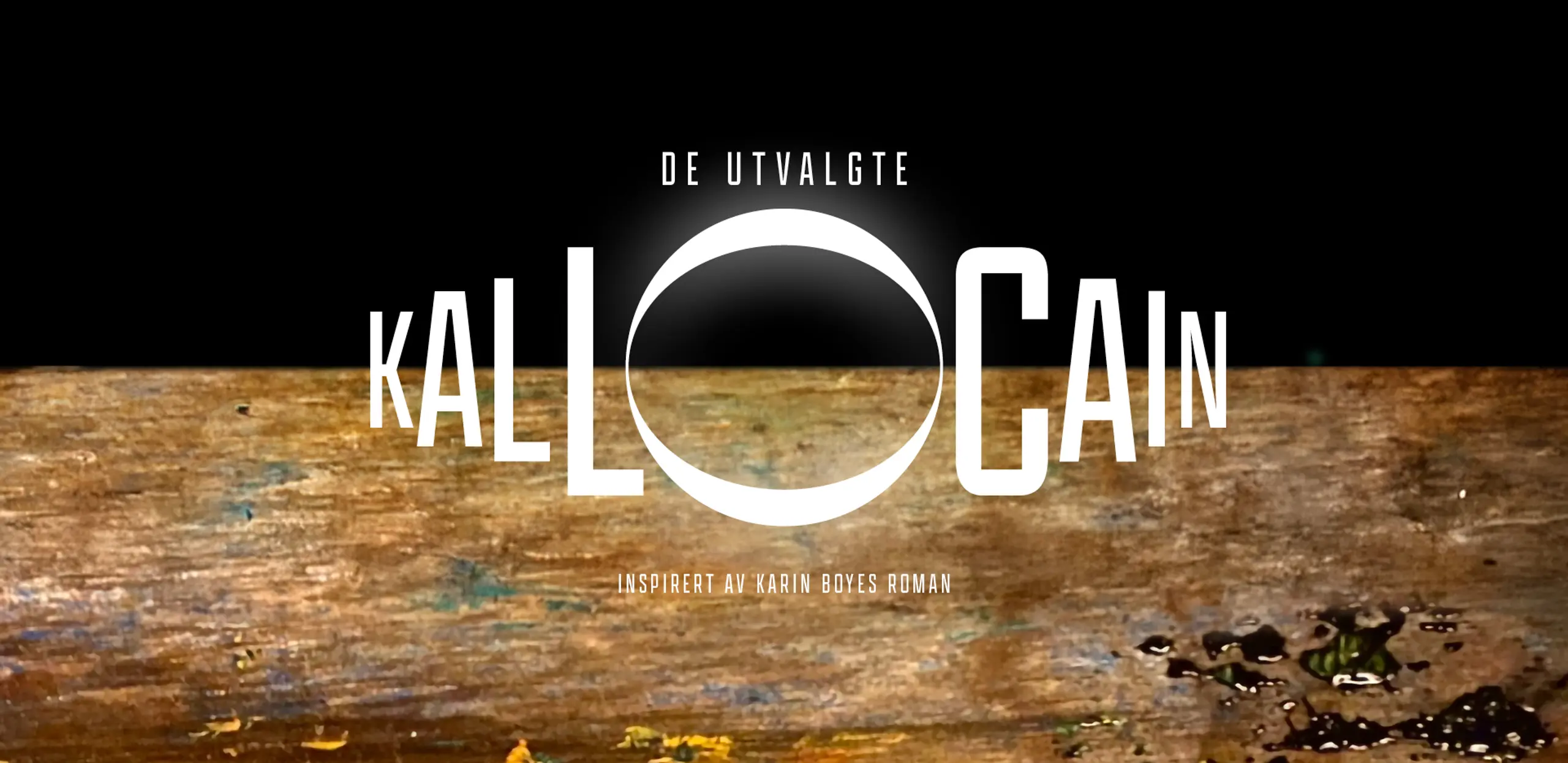 Noe som kan minne om en brun jordskorpe med dråper på mot svart himmel, med tekst De Utvalgte Kallocain inspirert av Karin Boyes roman