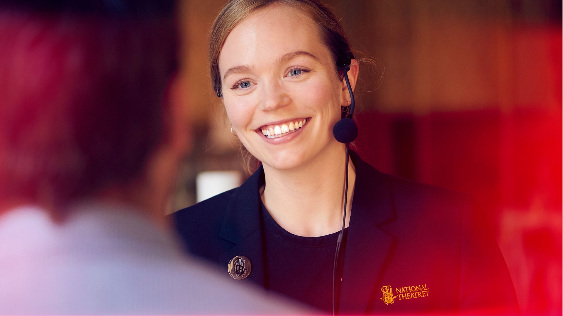 Smilende teateransatt i resepsjonen.